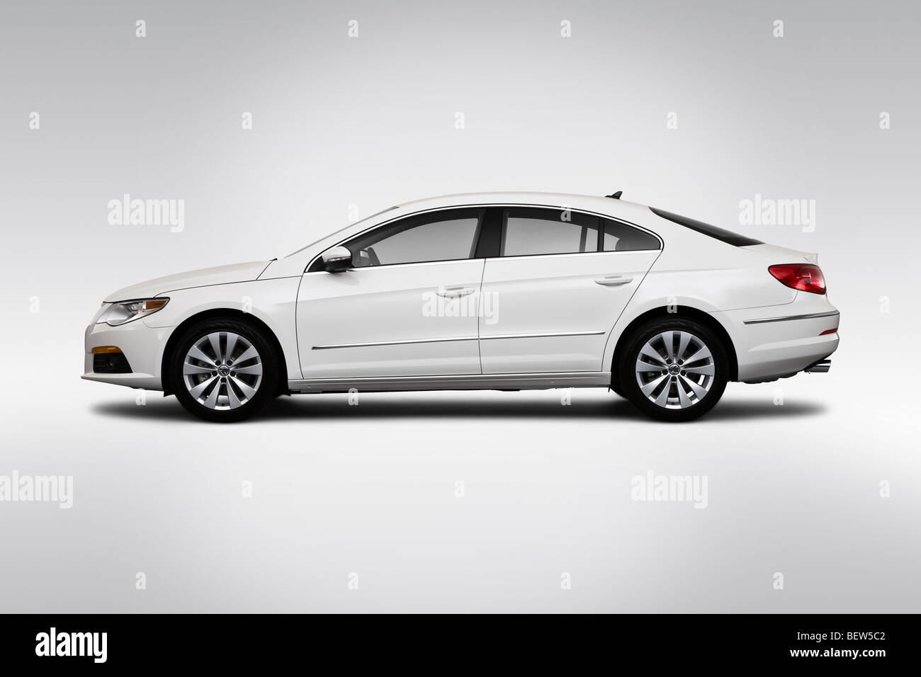 2010 Volkswagen CC Sport in weiß - Treiber Seitenprofil Stockfoto