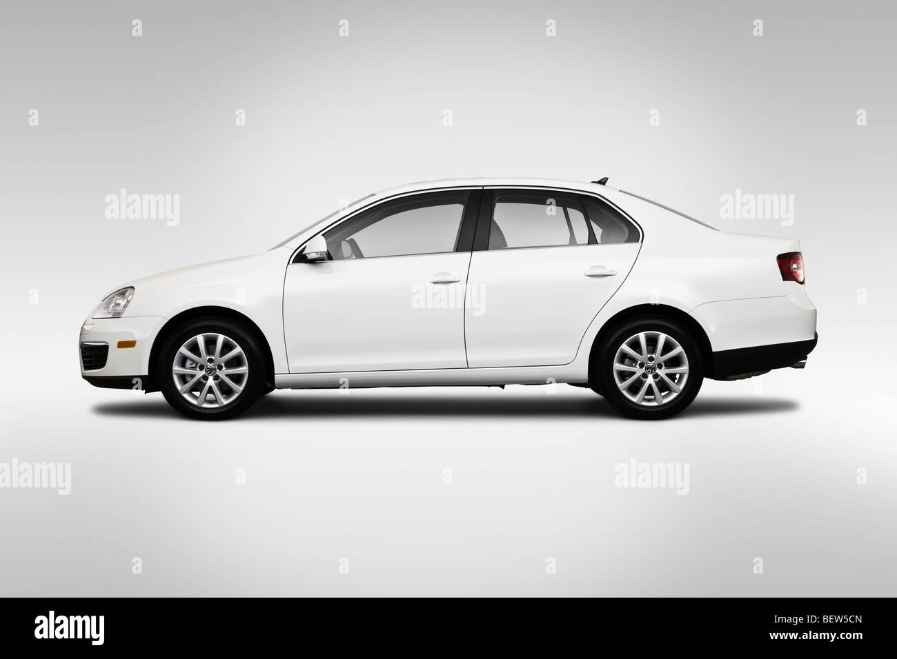 2010 Volkswagen Jetta SE in weiß - Treiber Seitenprofil Stockfoto