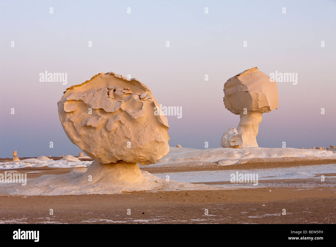 Twilight im White Desert National Park, libysche Wüste, Ägypten Stockfoto