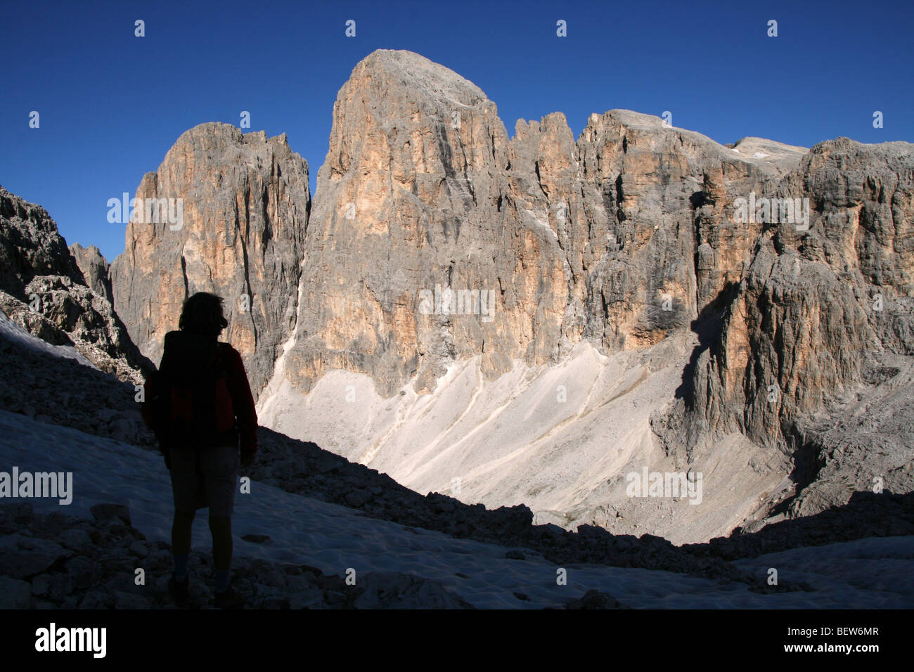 Walker am Passo Delle Lede, Pale di San Martino, italienischen Dolomiten Sommer Stockfoto