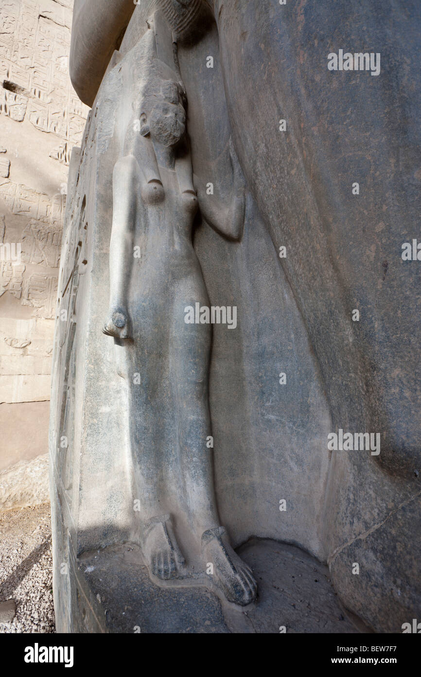 Sitzen Ramses II Koloss am Eingang des Luxor-Tempel, Luxor, Ägypten Stockfoto