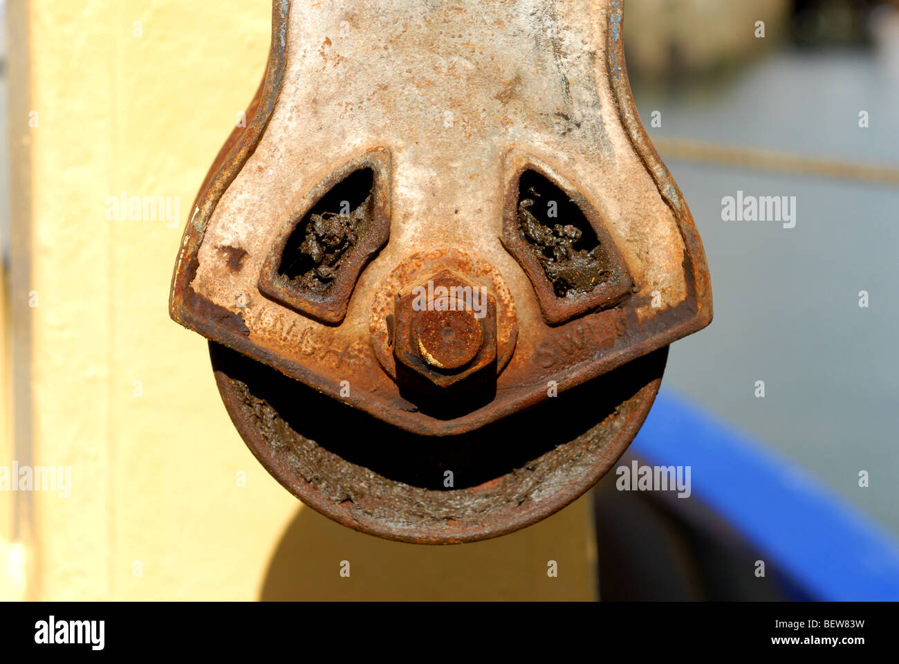 ein lustiges Gesicht grinst von einem Boot im Hafen von Brixham in Devon.  Teil eines whinch Stockfoto