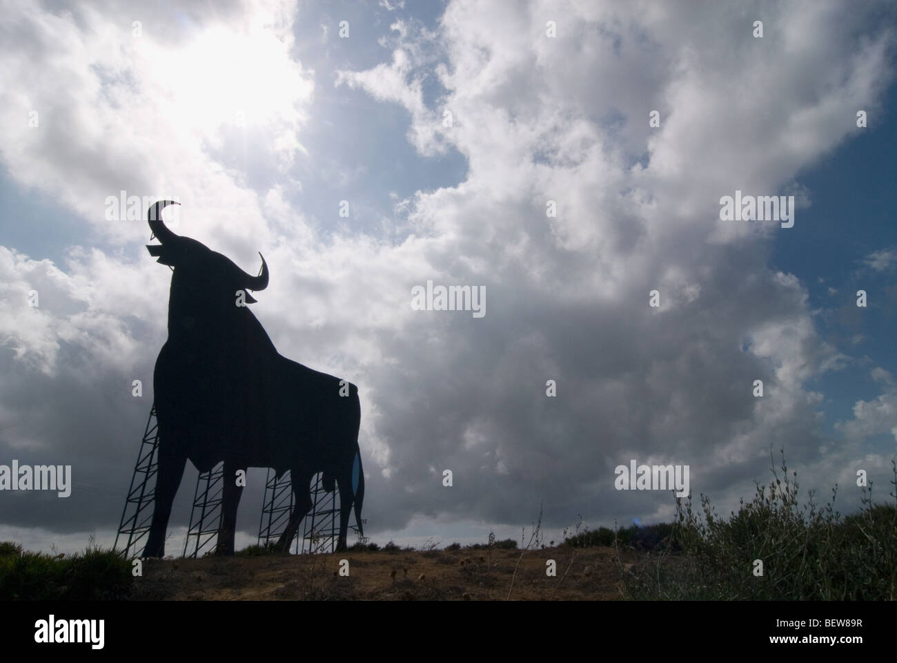 Osborne Stier Plakatwand, Toro de Osborne, in der Nähe von Conil, Andalusien, Spanien. Stockfoto