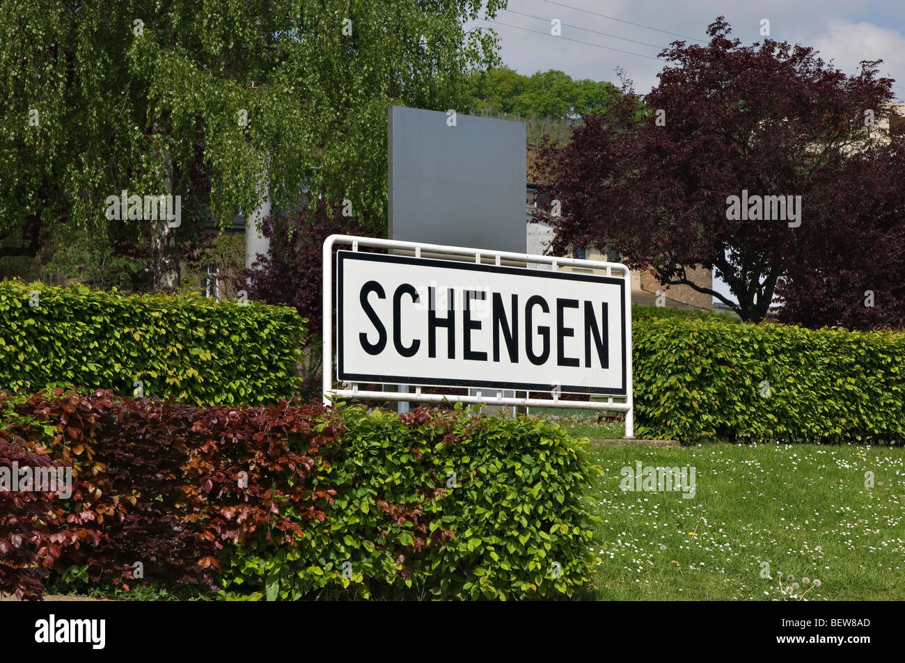 Ortstafel von Schengen vor Hecke, Schengen, Luxemburg Stockfoto