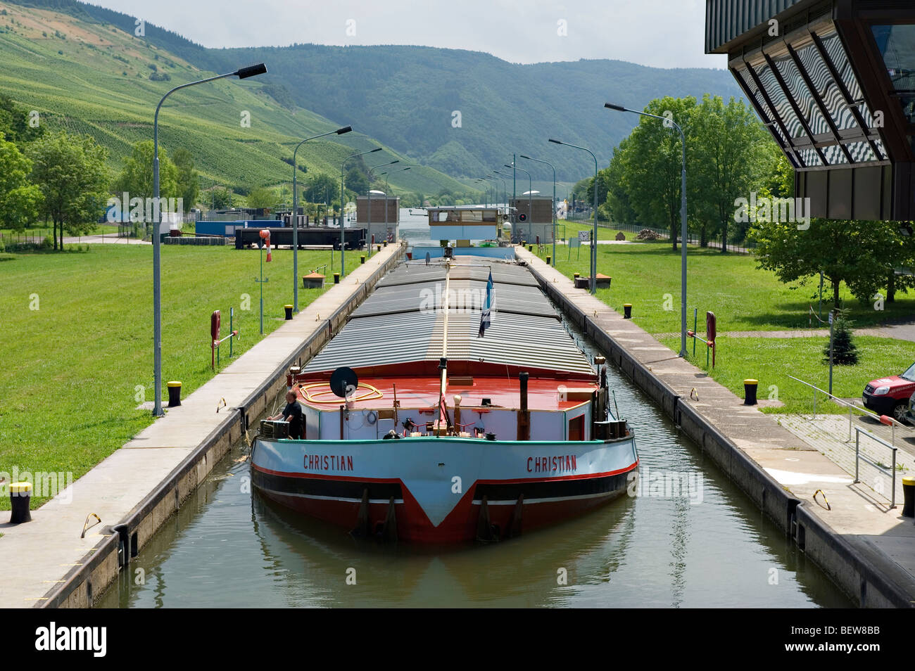 Frachtschiff in der Schleuse Detzem, Rheinland-Pfalz, Deutschland, Fluchtpunkt Stockfoto