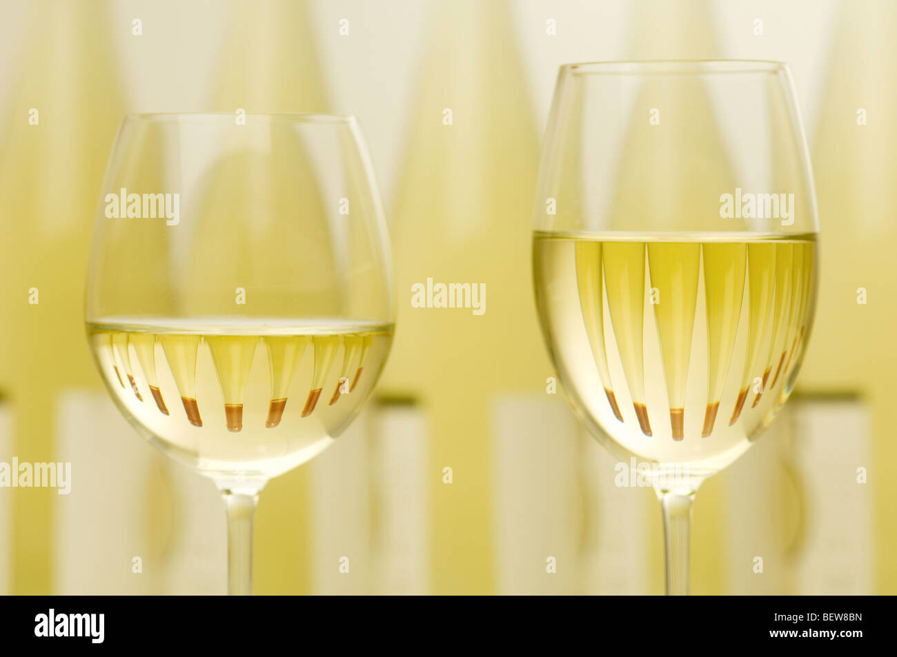 Zwei gefüllte Weißweingläser, Oberteil Stockfoto
