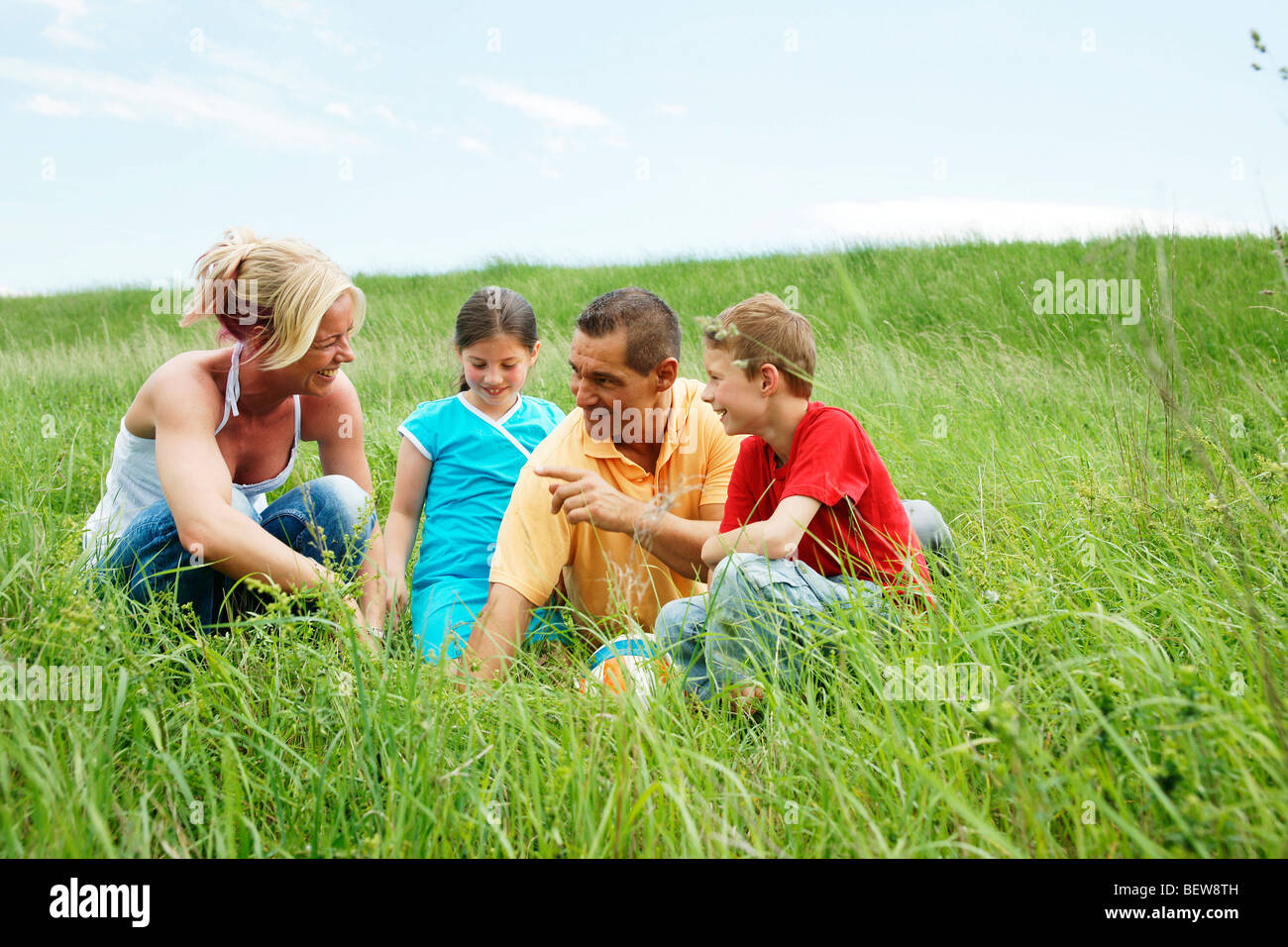 Familie, sitzen, Gras Stockfoto