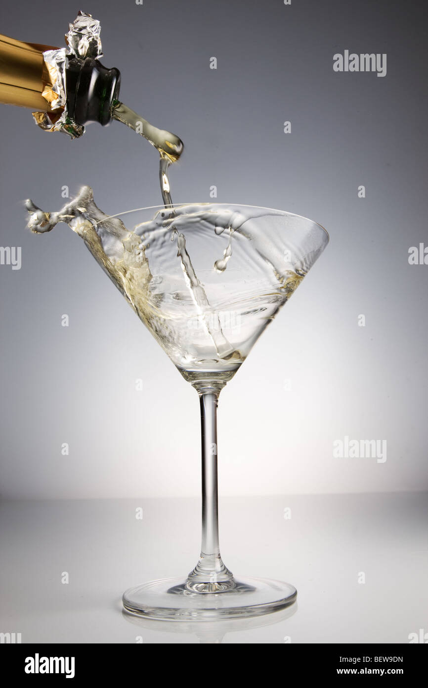 Champagner in ein Glas gießen Nahaufnahme Stockfoto