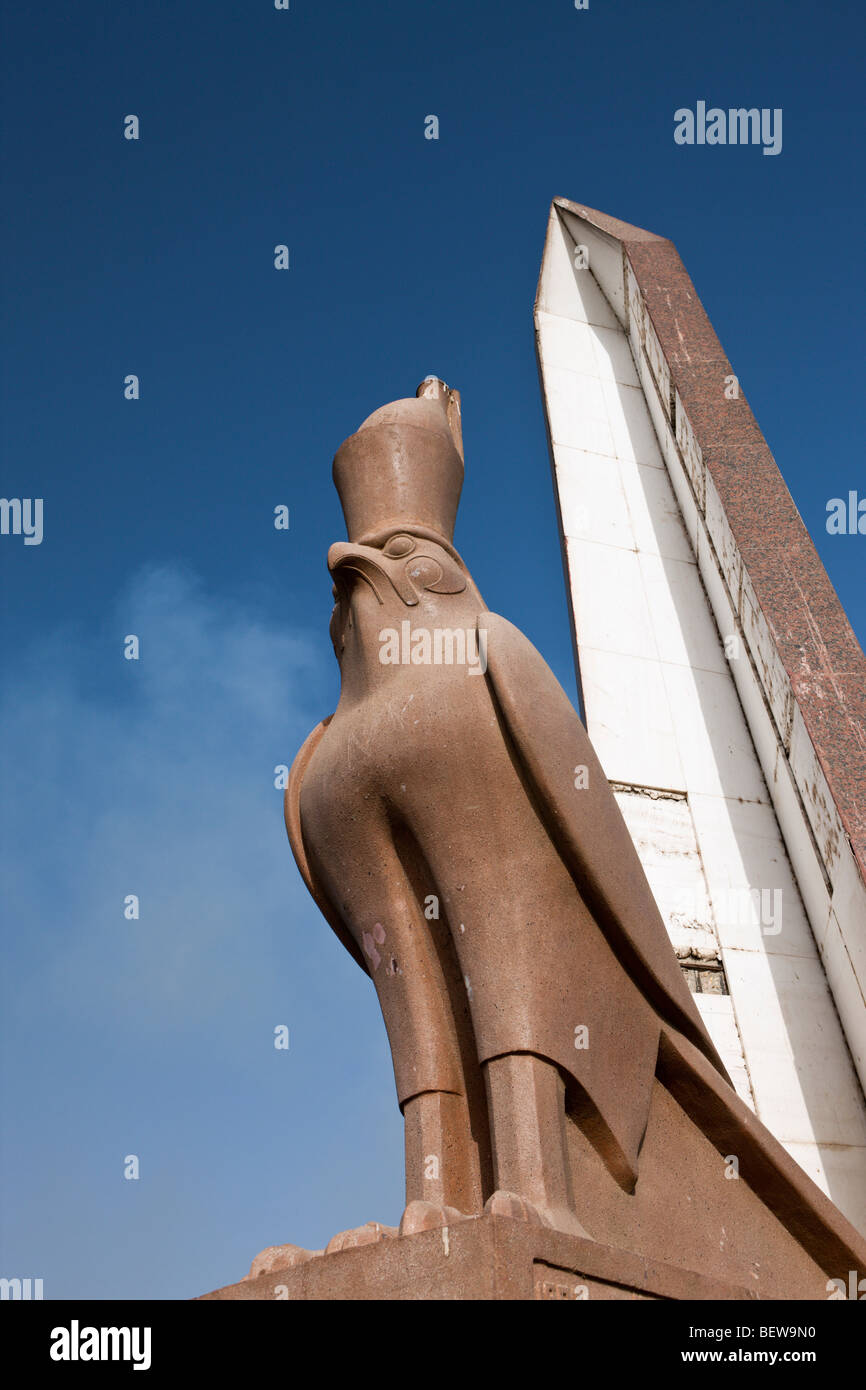 Horus Falke auf Luxor Brücke über den Nil, Luxor, Ägypten Stockfoto