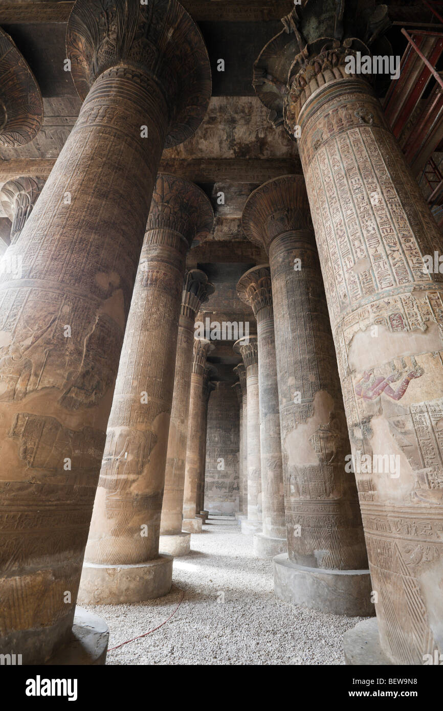 Columned Halle des Chnum Tempels von Esna, Esna, Ägypten Stockfoto