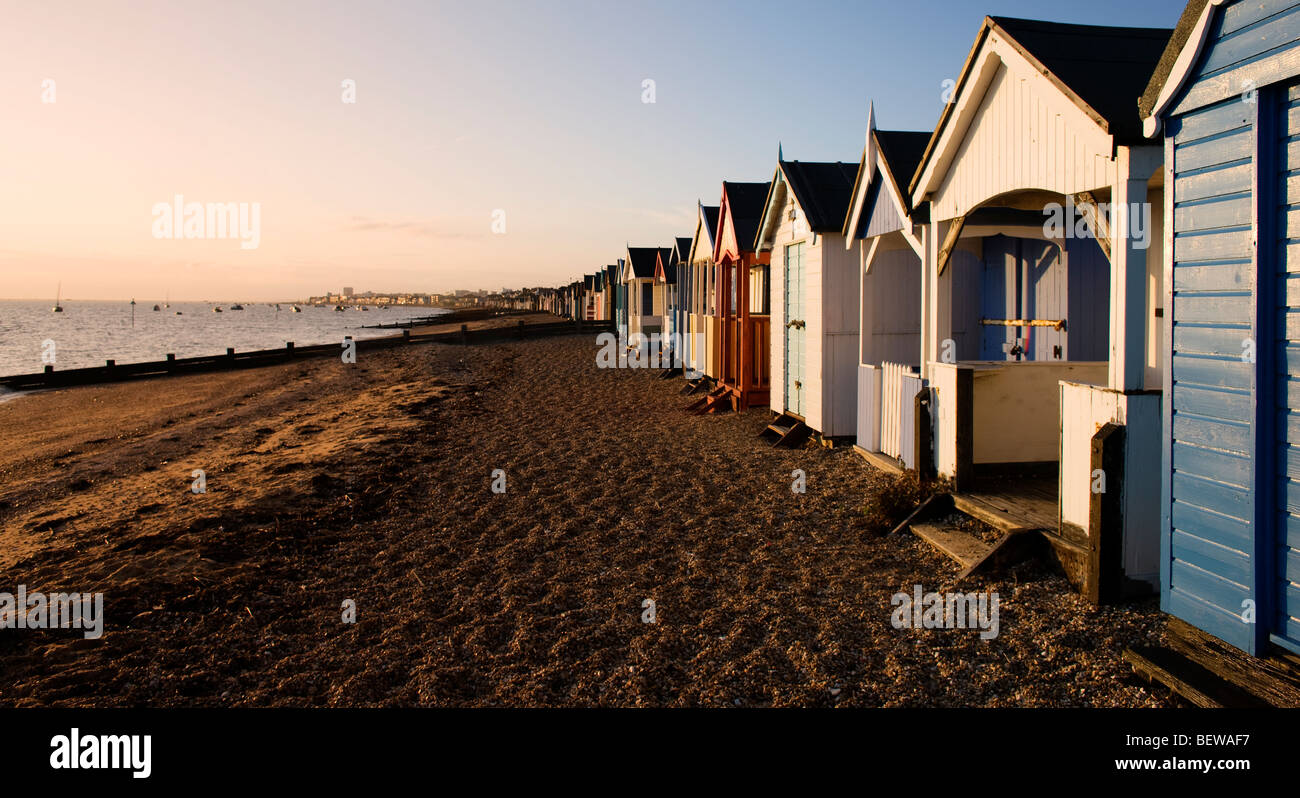 Strandhütten am stoney Strand von Shoeburyness in der späten Herbstsonne, in der Nähe von Southend on Sea, Essex, UK Stockfoto