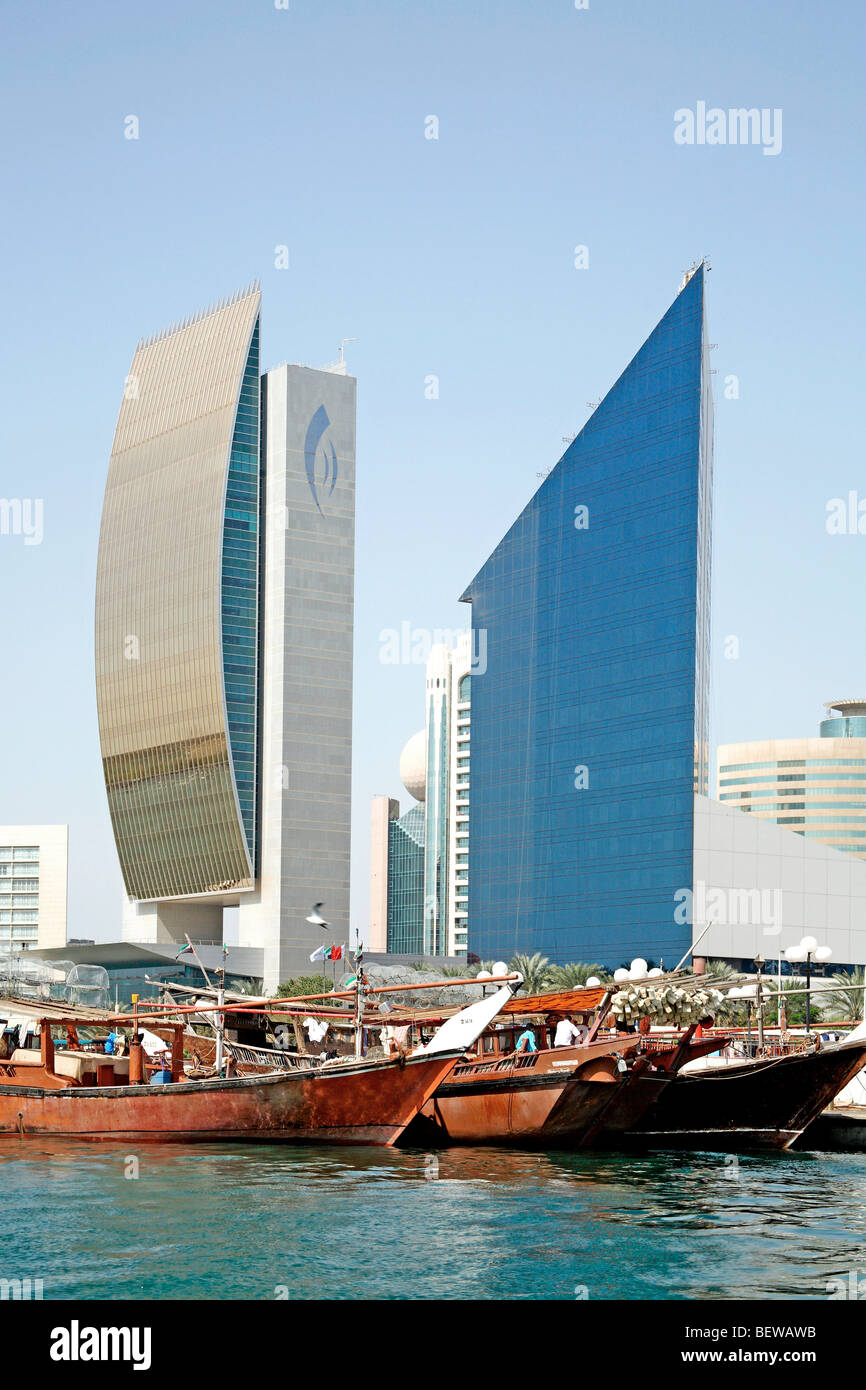 Traditionelle Segelschiffe vor der Skyline von Dubai, Vereinigte Arabische Emirate Stockfoto