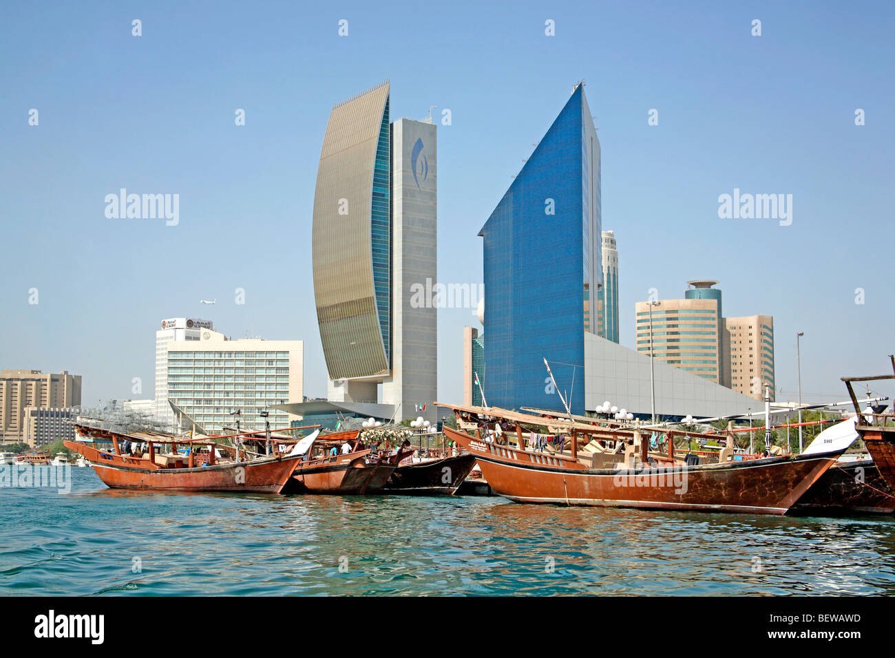 Traditionelle Segelschiffe vor der Skyline von Dubai, Vereinigte Arabische Emirate Stockfoto