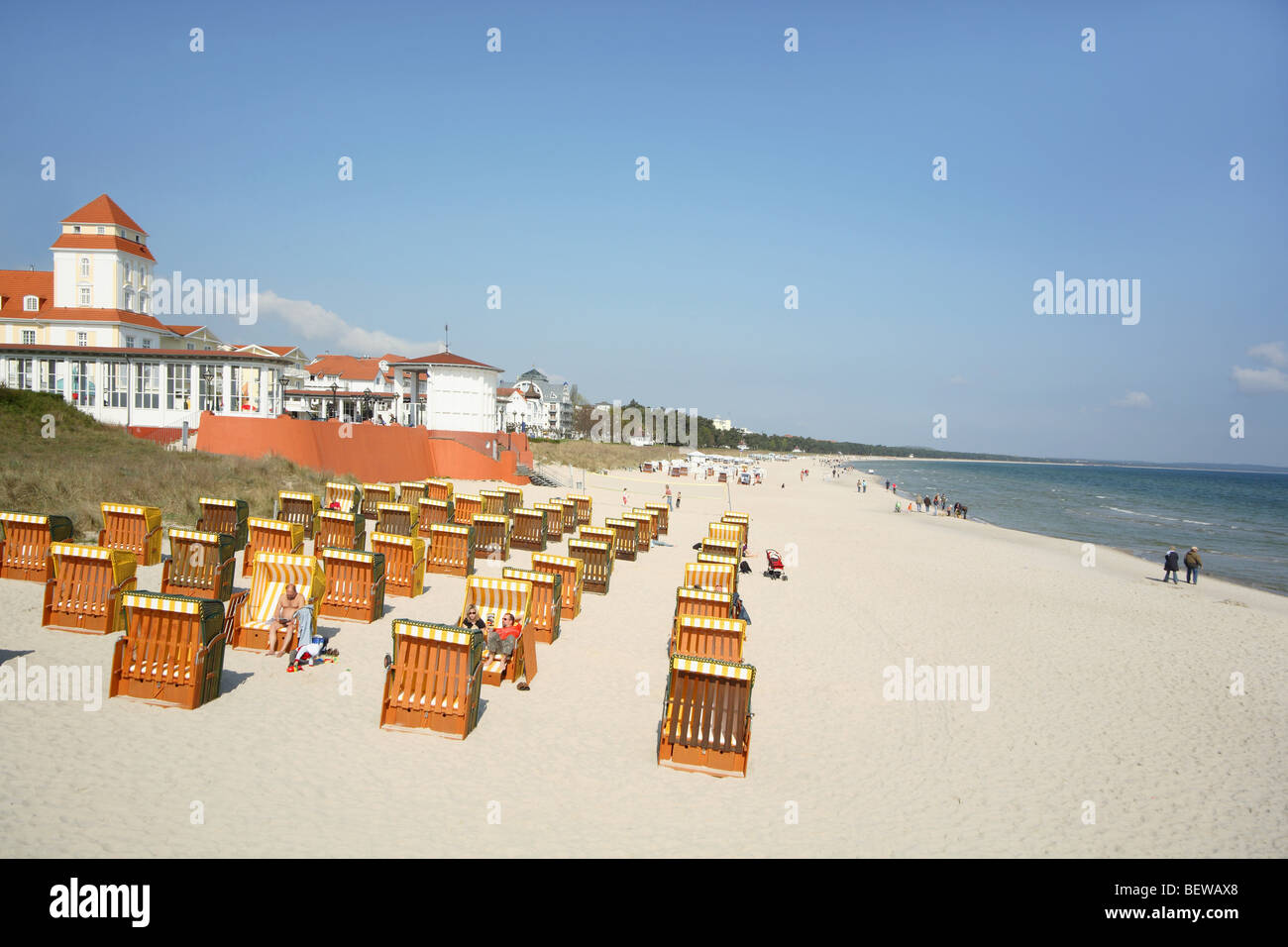 Liegestühle am Strand von Binz, Insel Rügen, Deutschland Stockfoto
