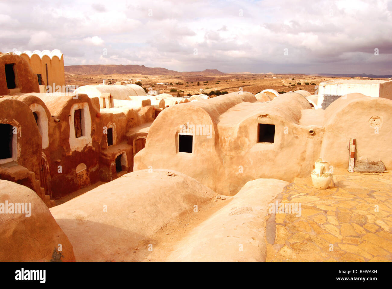 Blick über die Dächer der traditionellen Getreidespeicher (Ghorfas) in der Southtunisian Stadt von Medenine Stockfoto