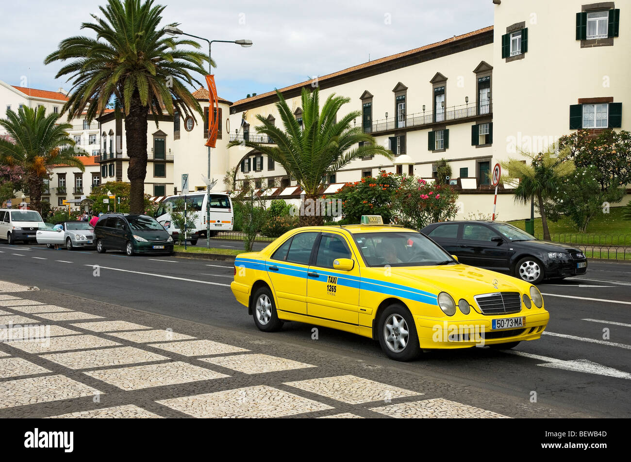 Gelbes Taxi auf der Avenida do Mar in der Nähe der Palacio Sao Lourenco Funchal Madeira Portugal EU Europa Stockfoto