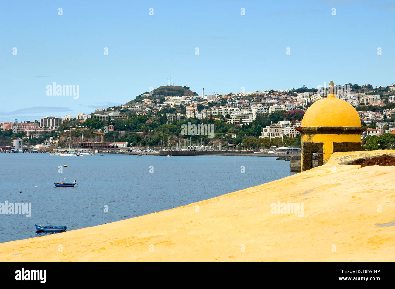 Blick auf die Bucht von Funchal von Forte de Sao Tiago Fort Madeira Portugal EU Europa Stockfoto