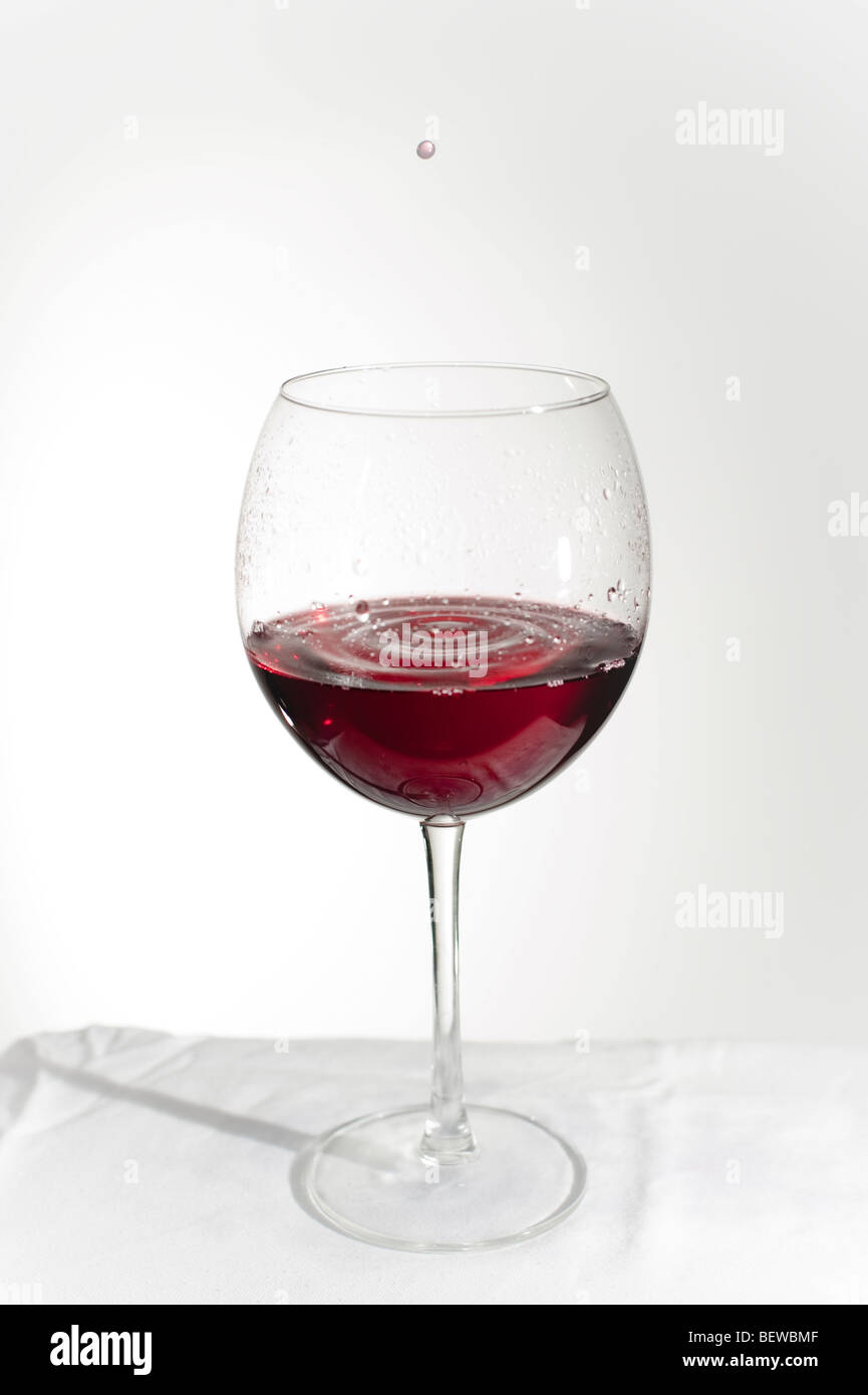 Rotwein in einem Glas mit einem weißen Hintergrund Stockfoto