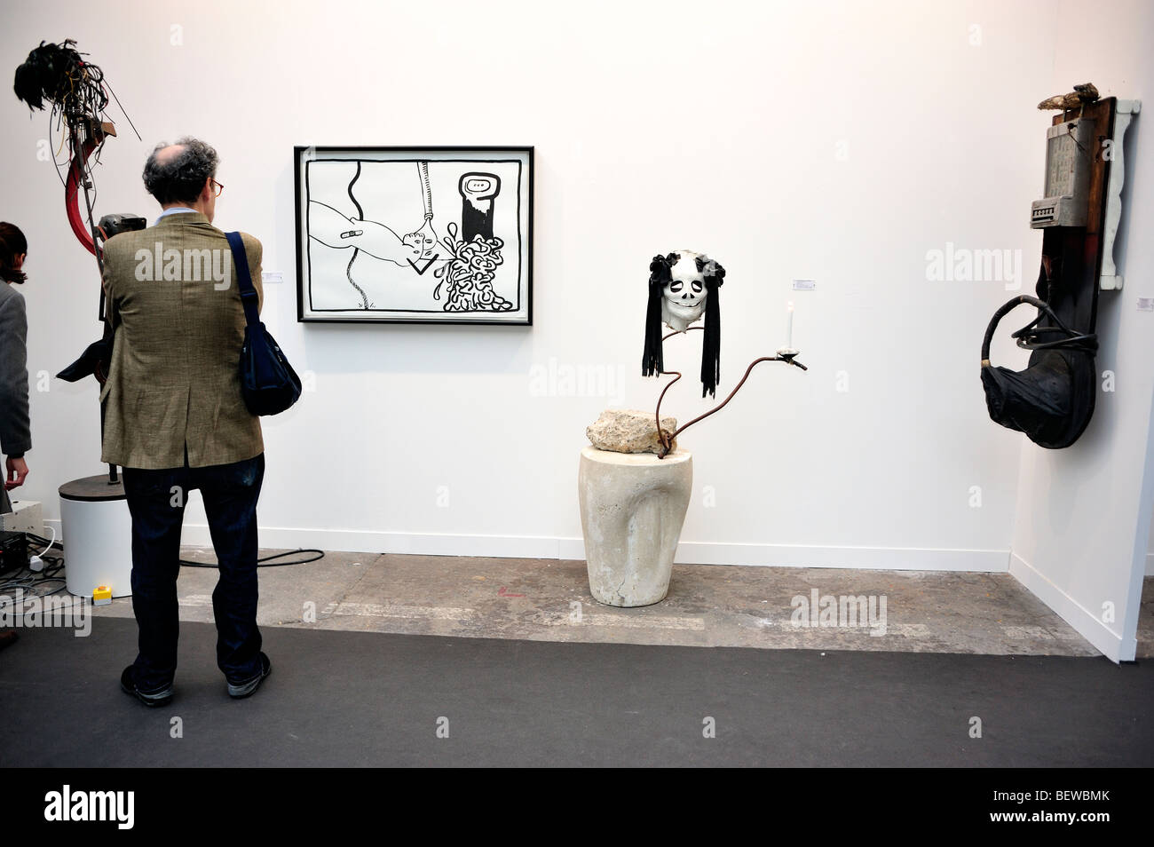 Paris, Frankreich, man from Behind, Visiting Annual Contemporary Arts Show, FIAC, Installation moderner Skulpturen, Innenwände der Galerie, avantgardistische Pari Stockfoto