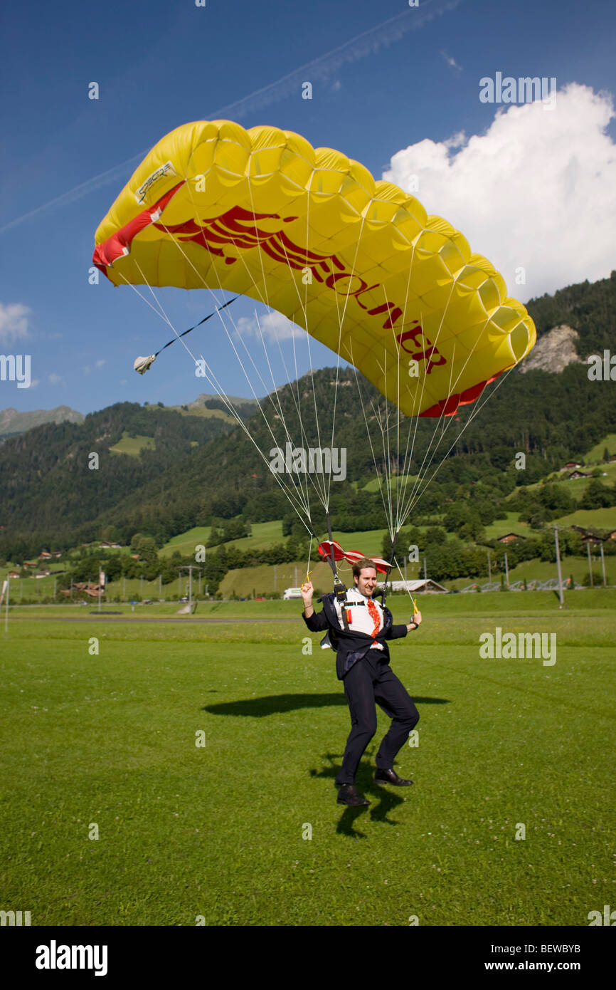 Geschäftsmann mit seinem Fallschirm landen Stockfoto