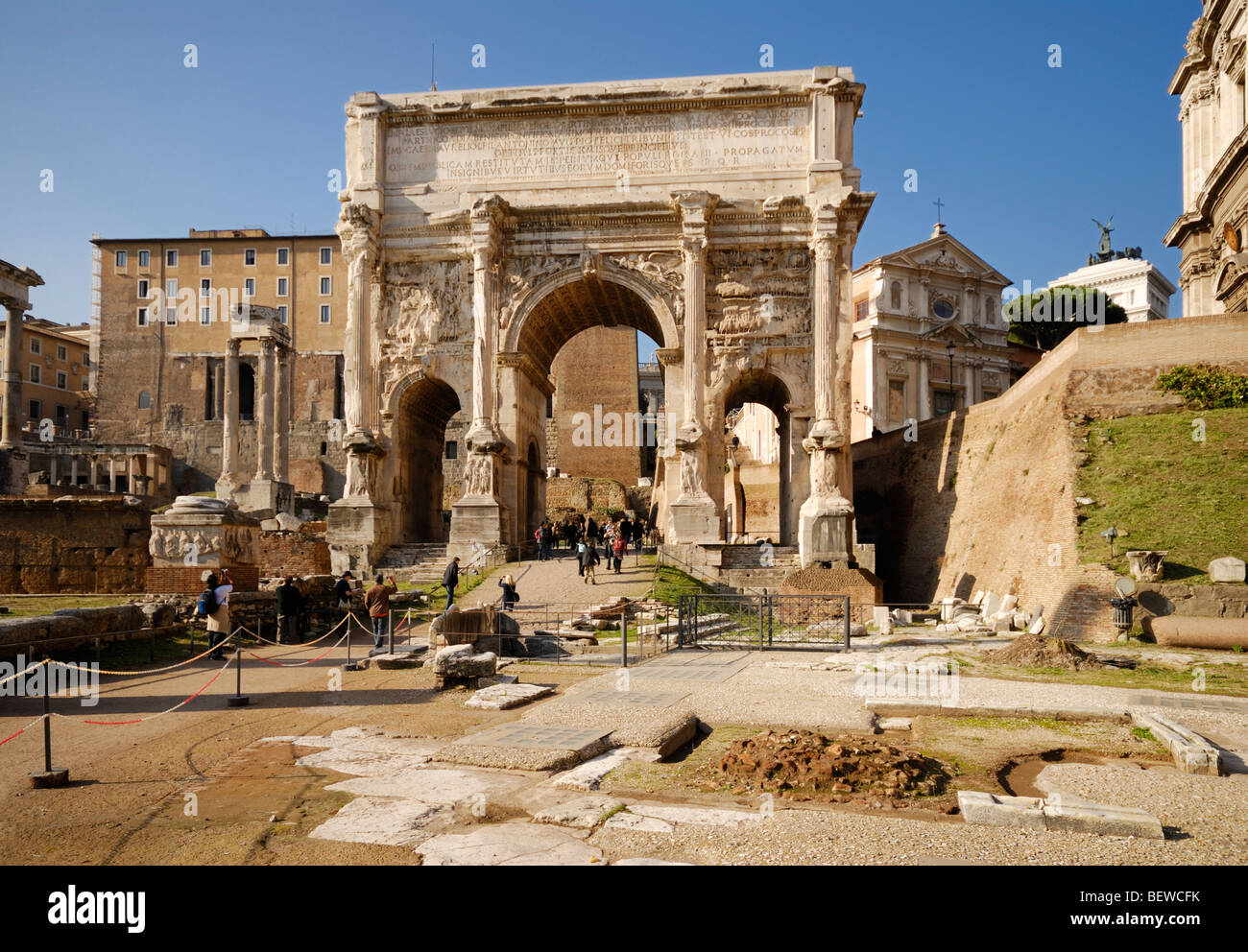 Blick auf den Bogen des Septimius Severus auf das Forum Romanum, Rom, Italien Stockfoto