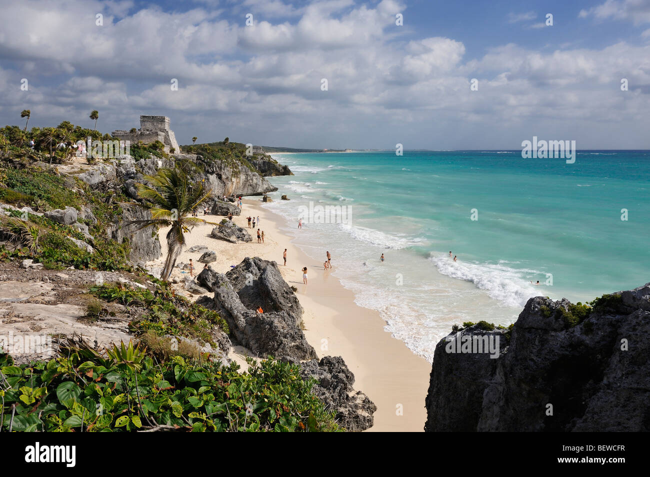 Blick über den Strand Gebäude des Standortes Maya Ruinen von Tulum, Riviera Maya, Mexiko Stockfoto