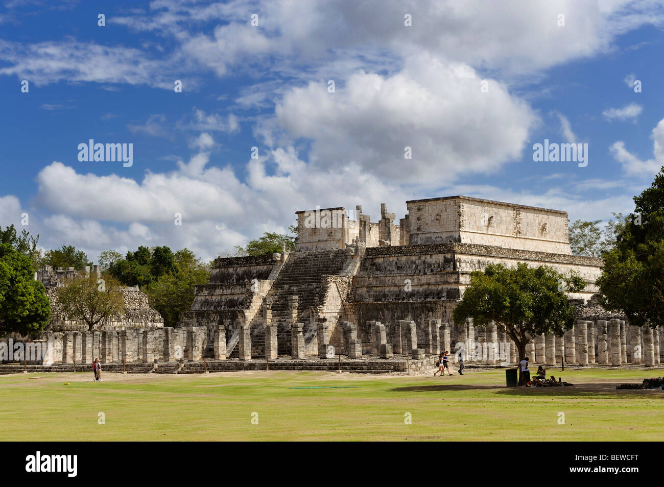 Tempel der Krieger und der Gruppe der Tausend Säulen an der Maya Ruine Standort von Chichén Itzá, Yucatan, Mexiko Stockfoto