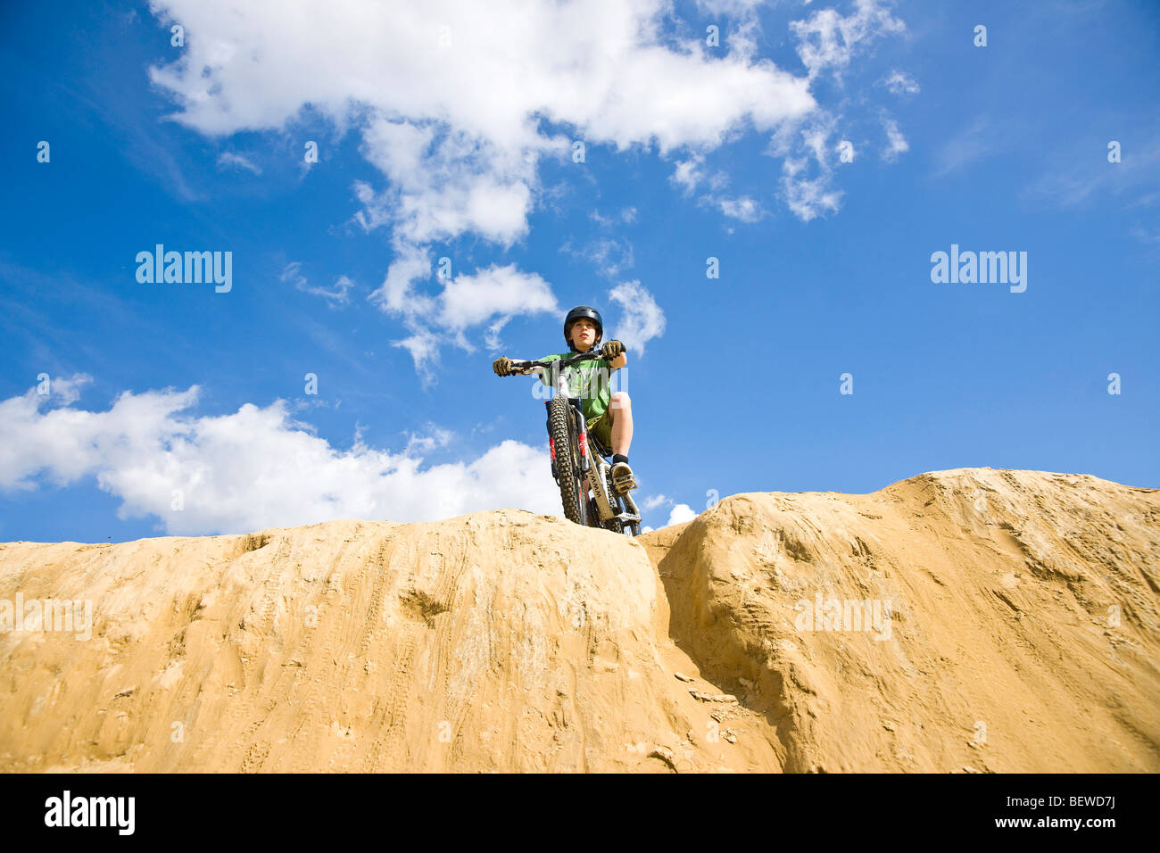 Teenager Mountainbiker, Blick von unten Stockfoto
