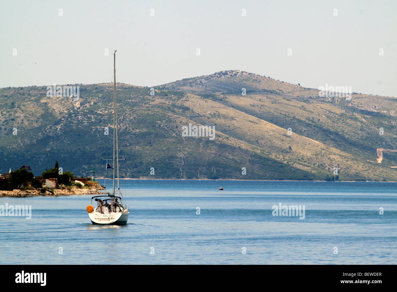 Segelboot vor der dalmatinischen Küste, Trogir, Kroatien Stockfoto