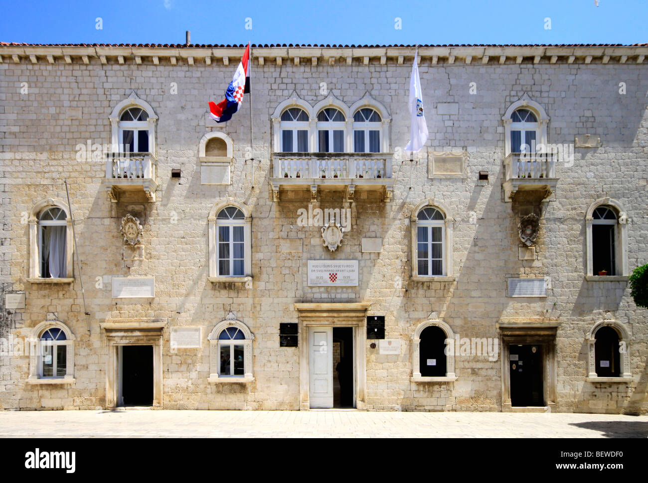 Blick auf die Fassade des Rathauses von Trogir, Kroatien, Vorderansicht Stockfoto