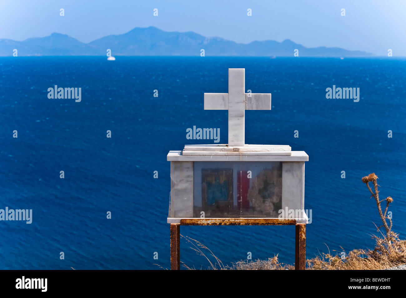 Schrein mit Kreuz auf der Steilküste von Cos, Griechenland Stockfoto