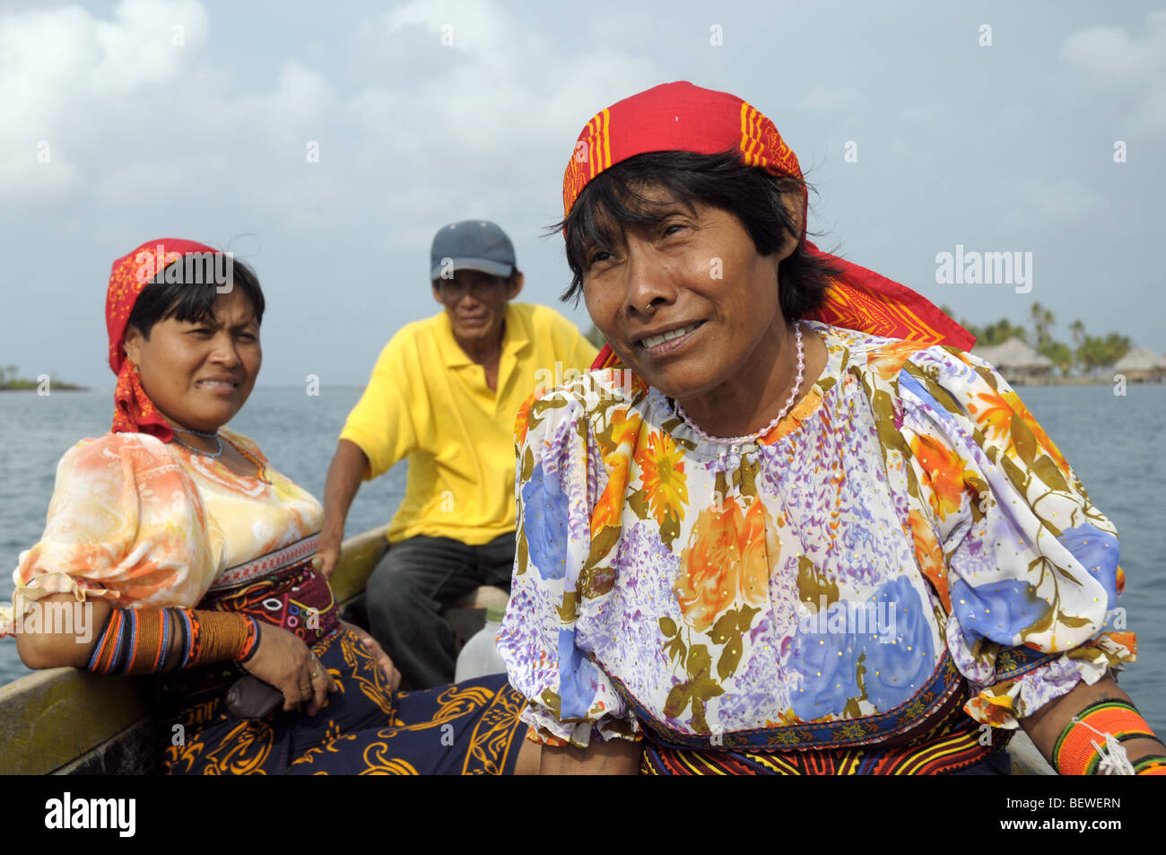 Kuna Leute In einem Baota aus Yandup Island Lodge In Playon Chico In den San Blas Inseln Panama Stockfoto