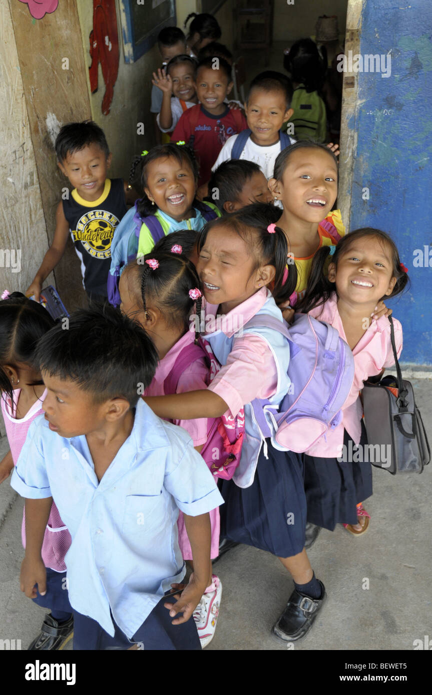 Kuna-Schule In Playon Chico In den San Blas Inseln, Panama Stockfoto