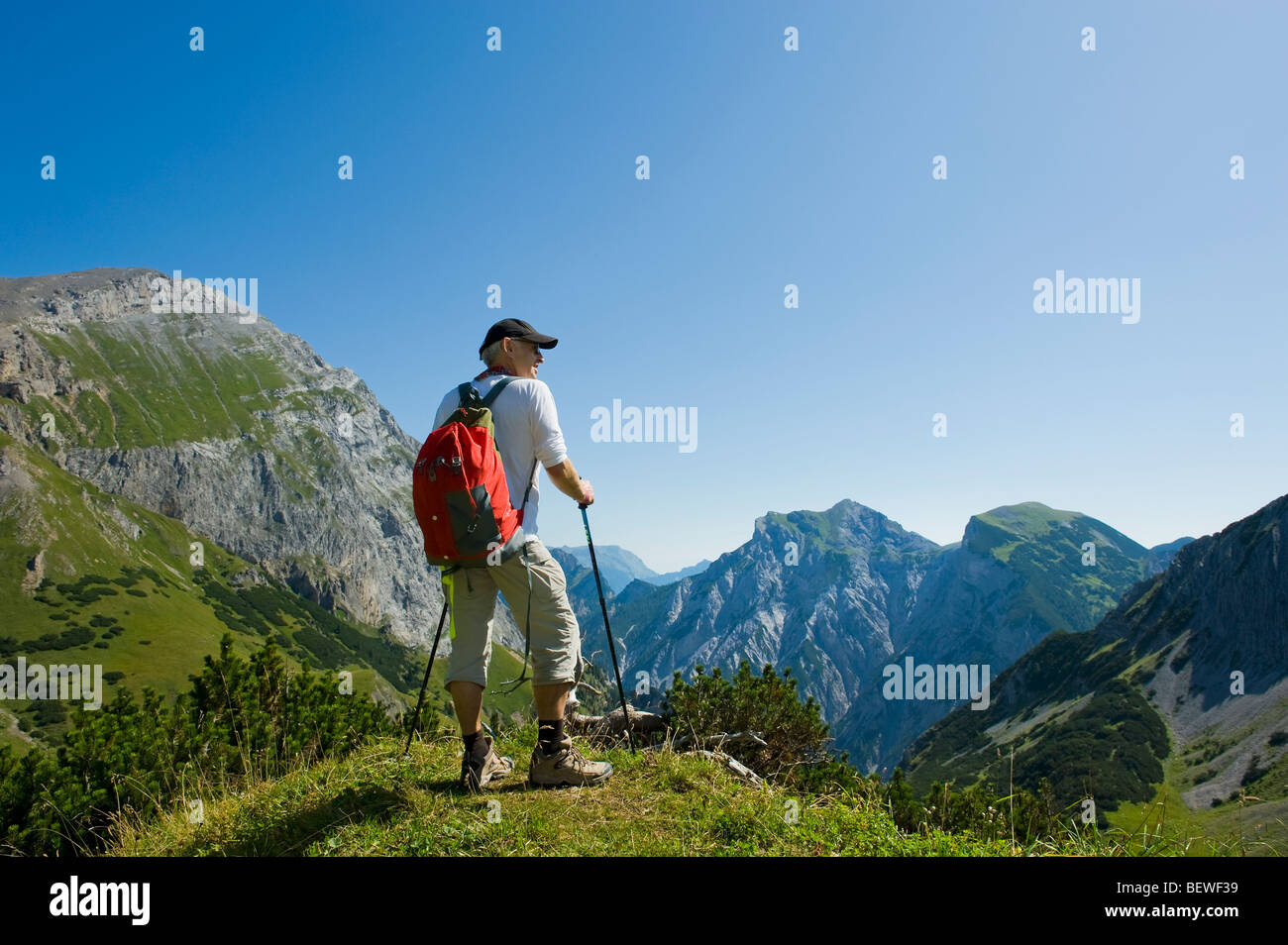 zu Fuß Walker in den Bergen Alpes Karwendel Österreich absondern, Spazierstock Berg Wanderer Rambler 1 Mann einsam allein einsam Stockfoto