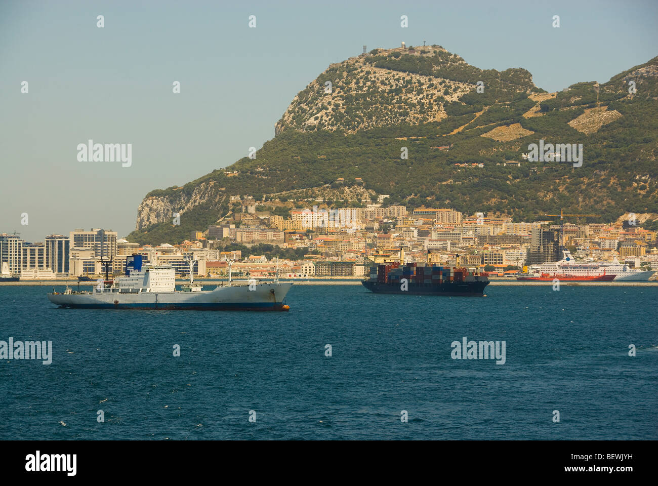 Handelsschiffe liegen vor Anker vor Gibraltar Stockfoto