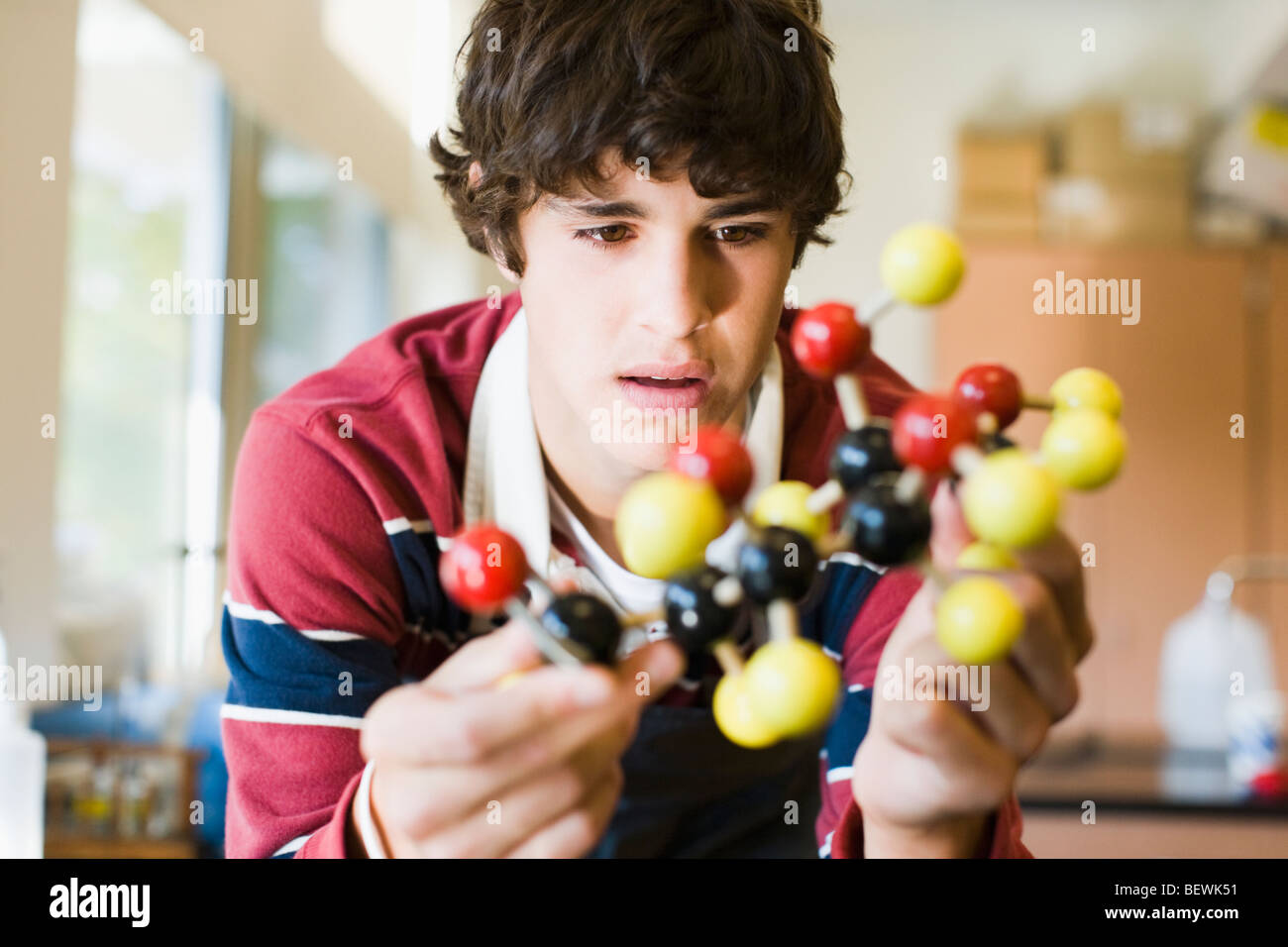 Schüler halten ein Molekülmodell Stockfoto
