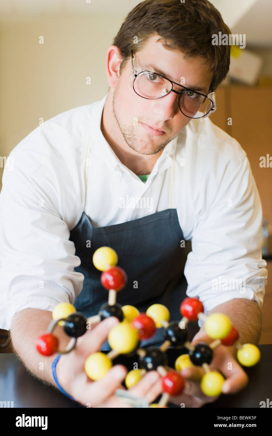 Schüler halten ein Molekülmodell Stockfoto