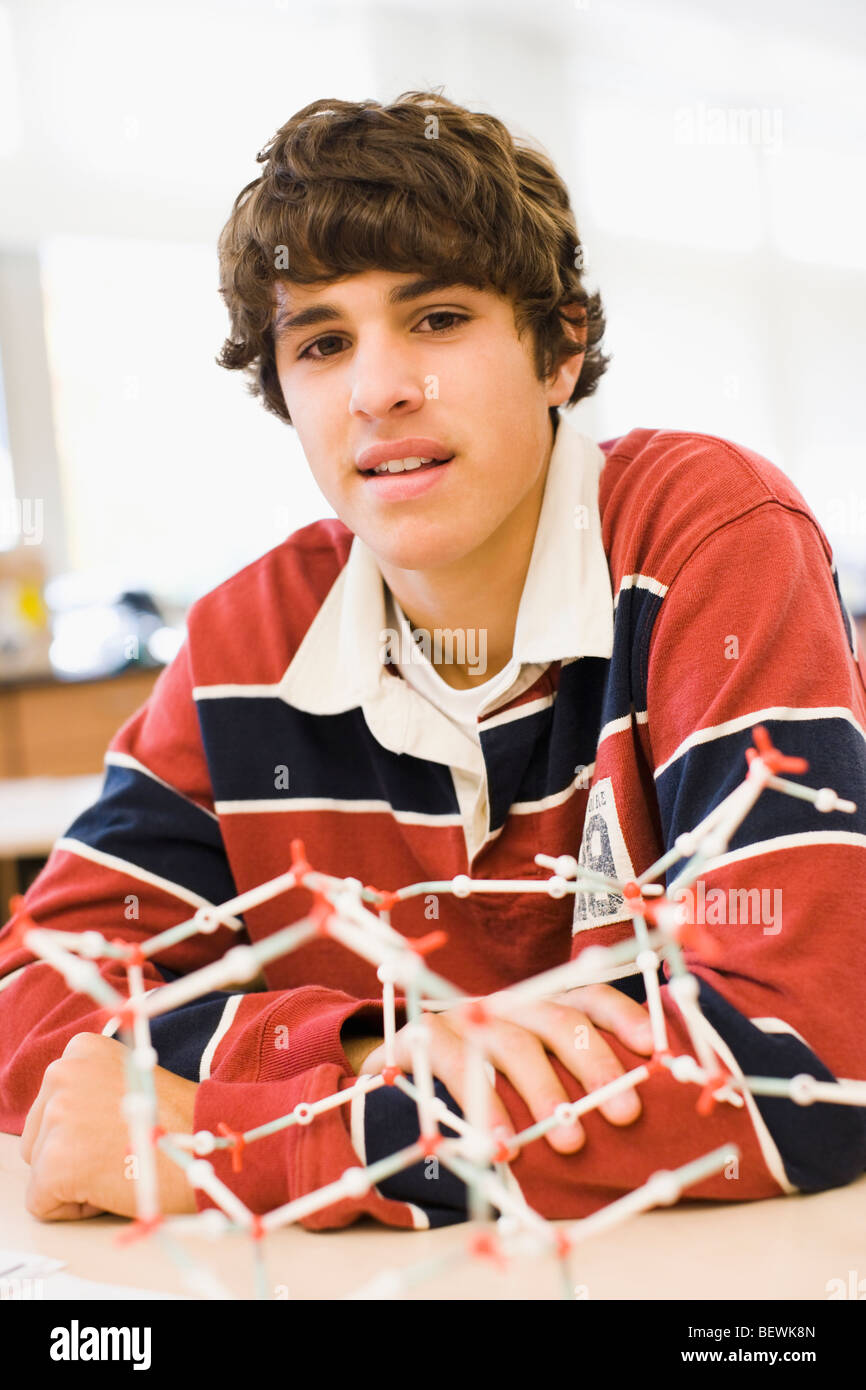 Student mit einem molekularen Modell sitzen Stockfoto