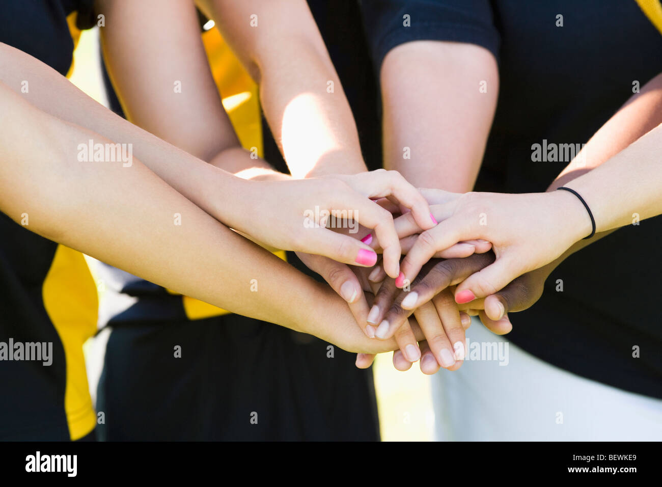 Weibliches Hockeyspieler Stapeln Hände Stockfoto