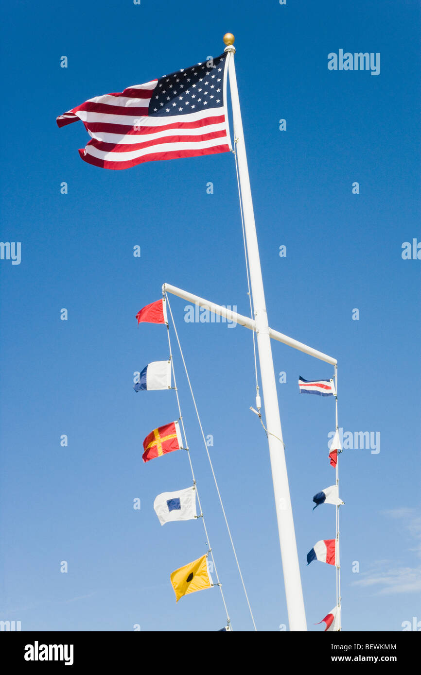 Niedrigen Winkel Blick auf eine amerikanische Flagge mit anderen Fahnen flattern Stockfoto