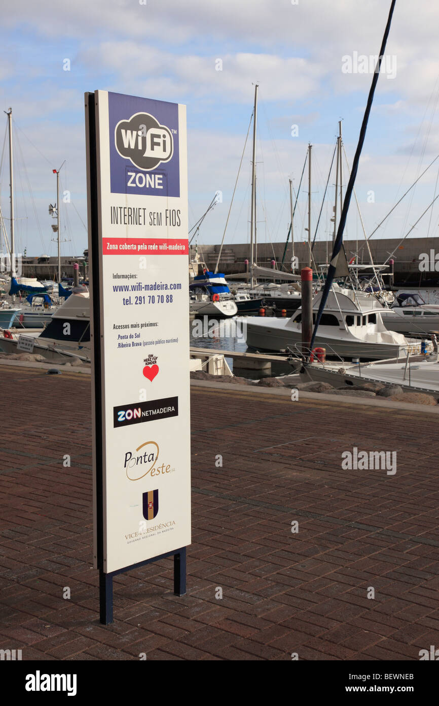 Melden Sie sich für Wifi-Zone, einen Wlan-Internet-Zugang am Hafen und Yachthafen von Calheta, Madeira, Portugal, Europa. Foto: Willy Matheisl Stockfoto