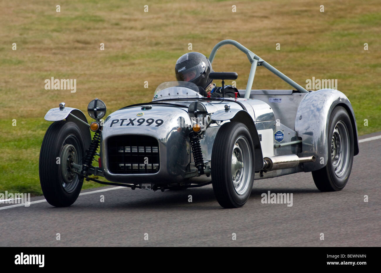 1955-Lotus-Ford-VI mit Fahrer Chris Rea an der 2009 beim Goodwood Revival, Sussex, UK. Stockfoto