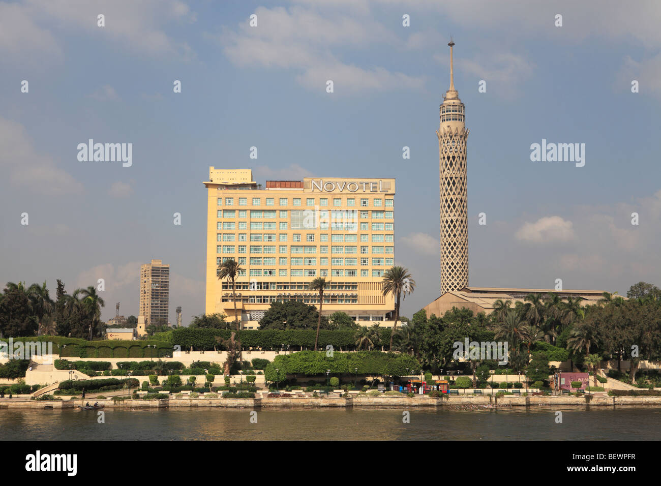 Blick über den Nil, Kairo-Turm (rechts) und Novotel Hotel - Kairo, Ägypten. Stockfoto