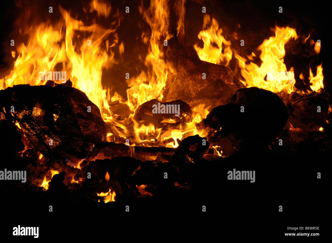 Die Fallas. Die spanische Feier des Feuers. Große Puppen brennen zwischen das Schießpulver Geruch. Stockfoto