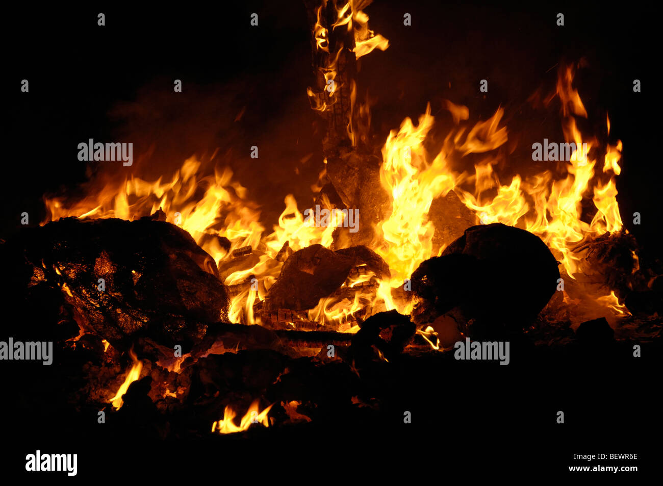 Die Fallas. Die spanische Feier des Feuers. Große Puppen brennen zwischen das Schießpulver Geruch. Stockfoto