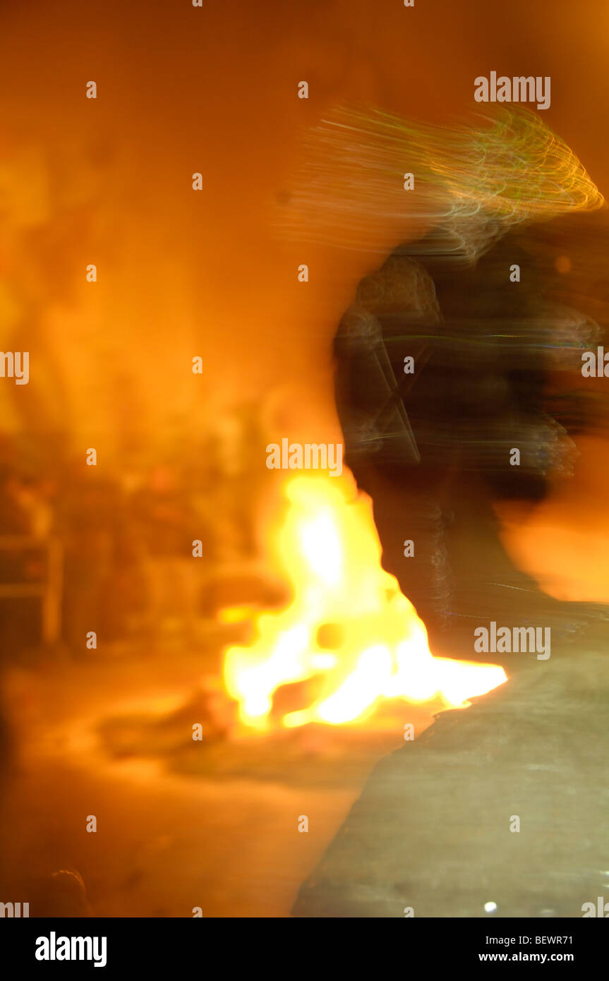 Die Fallas. Die spanische Feier des Feuers. Große Puppen brennen zwischen das Schießpulver Geruch. Stockfoto