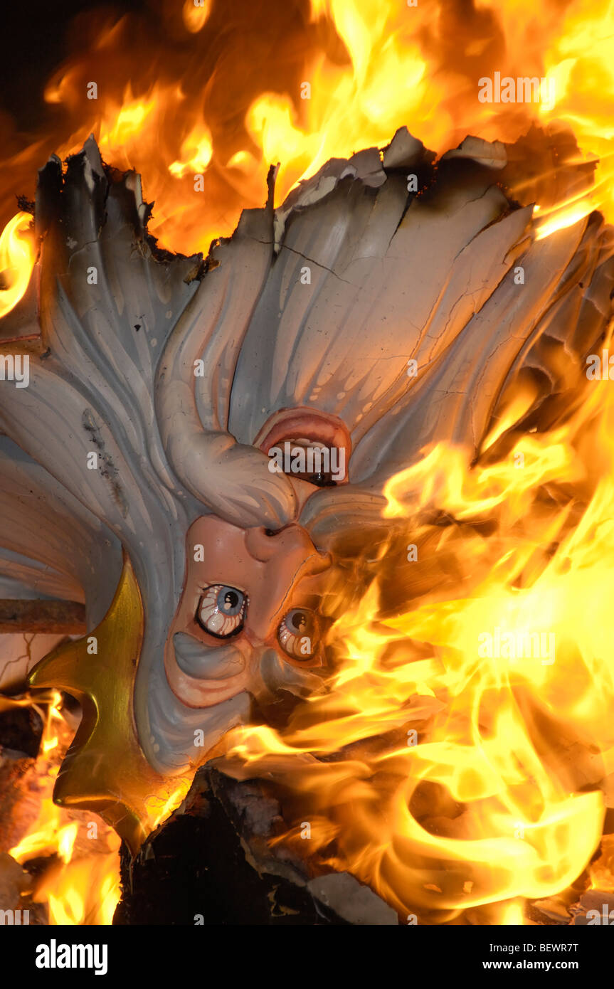 Die Fallas. Die spanische Feier des Feuers. Große Puppen brennen zwischen das Schießpulver Geruch. Stockfoto