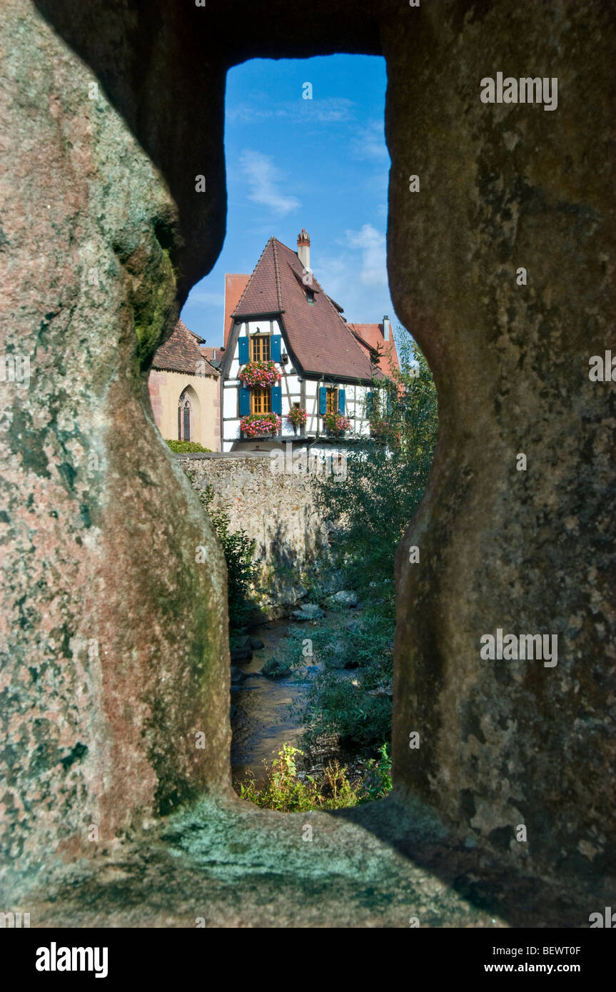 Das Weingut von Jean Dietrich Viticulteur durch Pfeil Schlitz auf der Brücke über den Fluss Weiss bei Kaysersberg Elsass Frankreich betrachtet Stockfoto