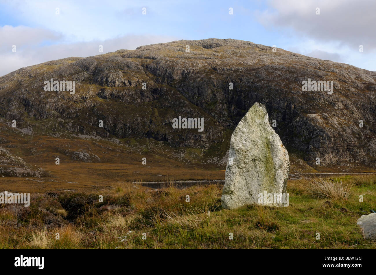 Stehende Stein und Mount Suainaval oder Suaineabhal auf der Isle of Lewis Stockfoto