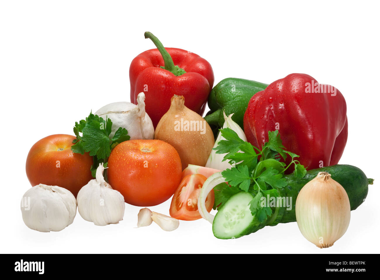 Gemischte Anordnung von Gemüse auf weißem Hintergrund. Stockfoto